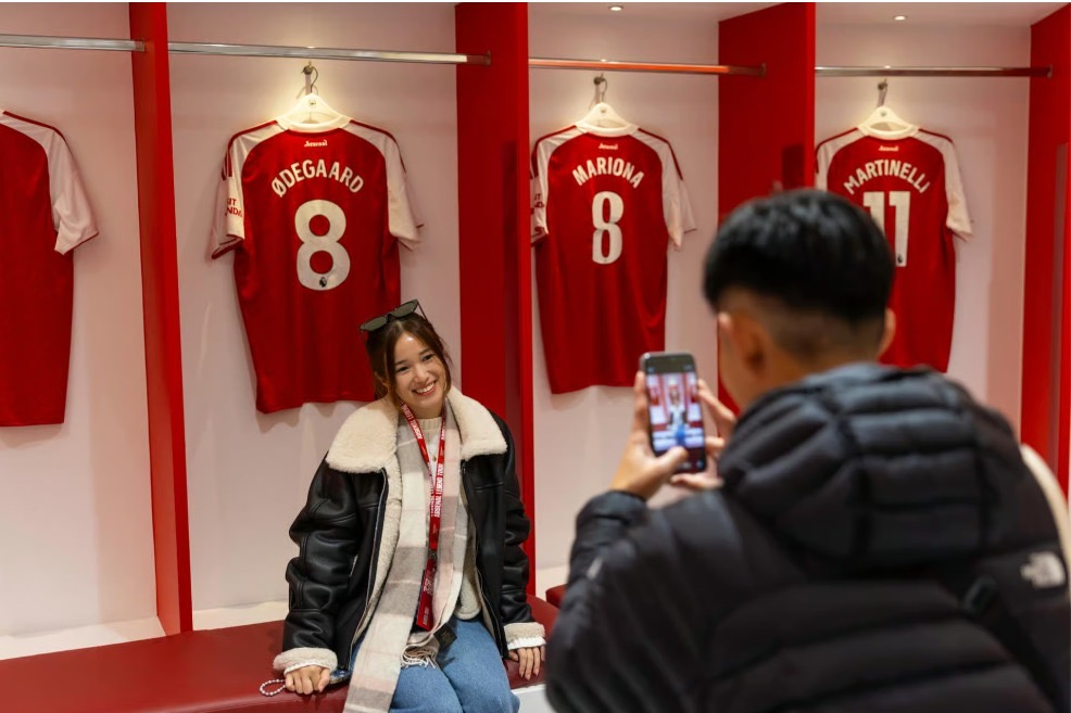 Home dressing room shirts hung with Odegaard, Mariona and Martinelli
