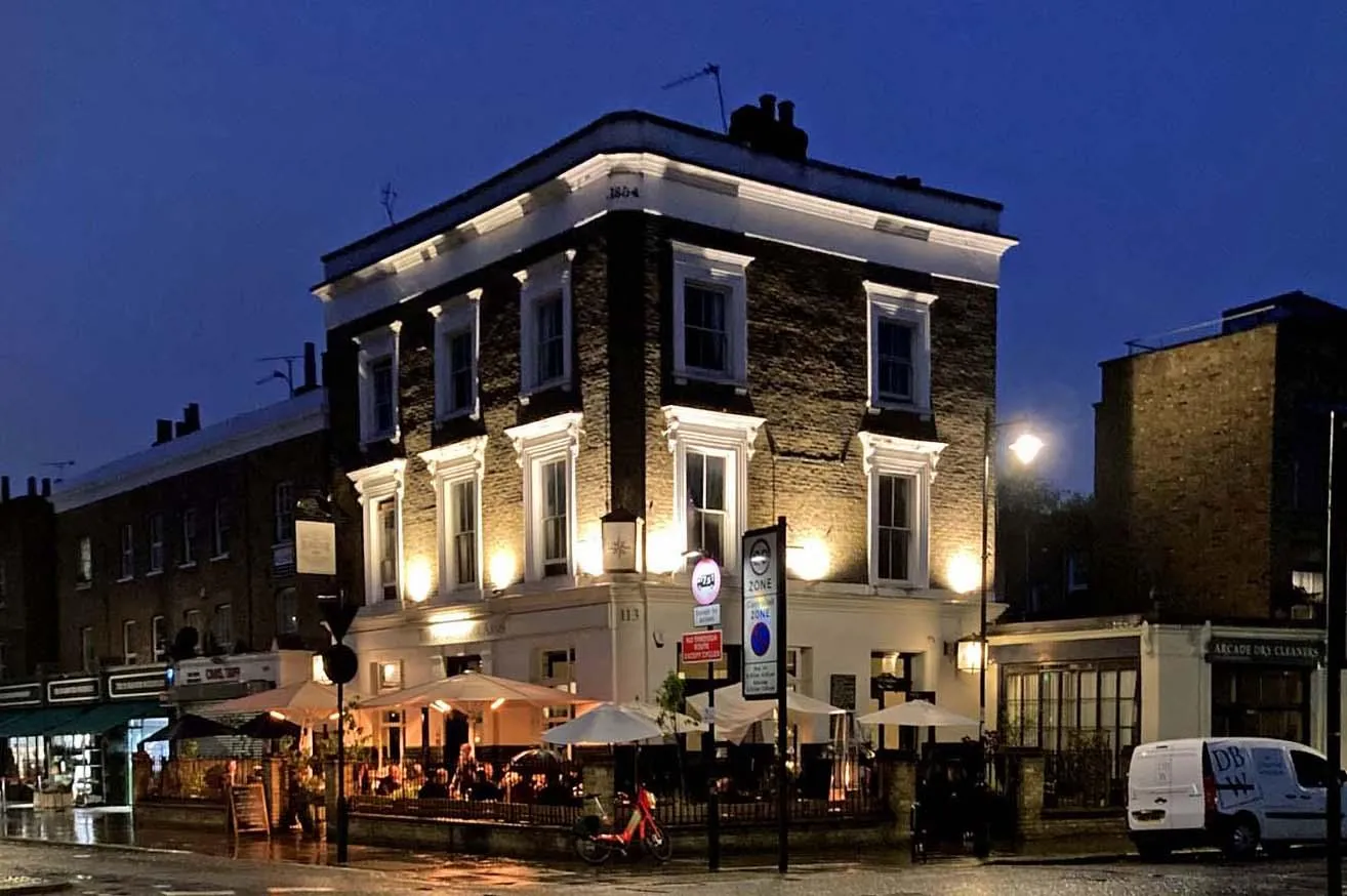 Inside The De Beauvoir Arms